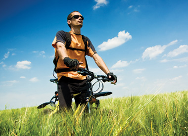 Trend elektrokol umožňuje i cyklistům s menší kon­dičkou, aby drželi krok se zdatnějšími přáteli nebo se pustili na delší výlety či do členitějšího terénu. Jejich nabídka je opravdu pestrá: můžete si vybrat z modelů do měst, skládací, horská i treková...